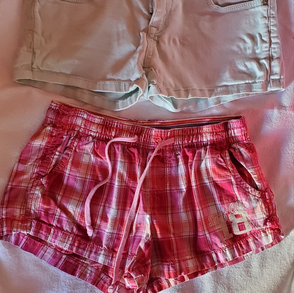 2 pairs of juniors short shorts